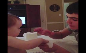Baby Amazed By Magic Trick - Kids - VIDEOTIME.COM