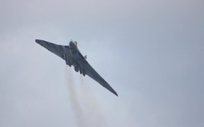 Vulcan Bomber SloMo - Tech - VIDEOTIME.COM