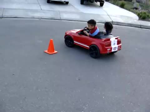 Little Kids Drifting - Kids - Videotime.com