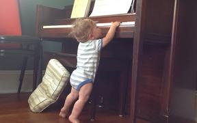 Baby and Piano - Kids - VIDEOTIME.COM
