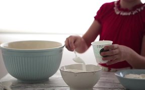 Kids Cooking / Bolo de Iogurte by Paula Perrier - Kids - VIDEOTIME.COM