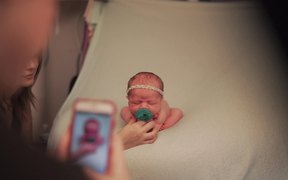 Faryl Loew. Newborn Session - Kids - VIDEOTIME.COM