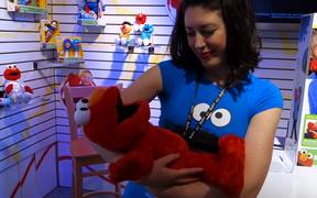 Big Hugs Elmo Hands-on at Toy Fair - Fun - VIDEOTIME.COM