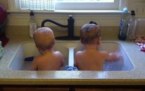 Babies Take a Bath - Kids - VIDEOTIME.COM