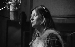 Gisele Bundchen Pulls Off a Song for H&M - Commercials - Videotime.com