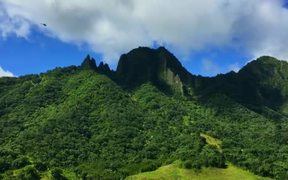 Helicopter Shot of Hawaiian Mountain Range - Fun - VIDEOTIME.COM