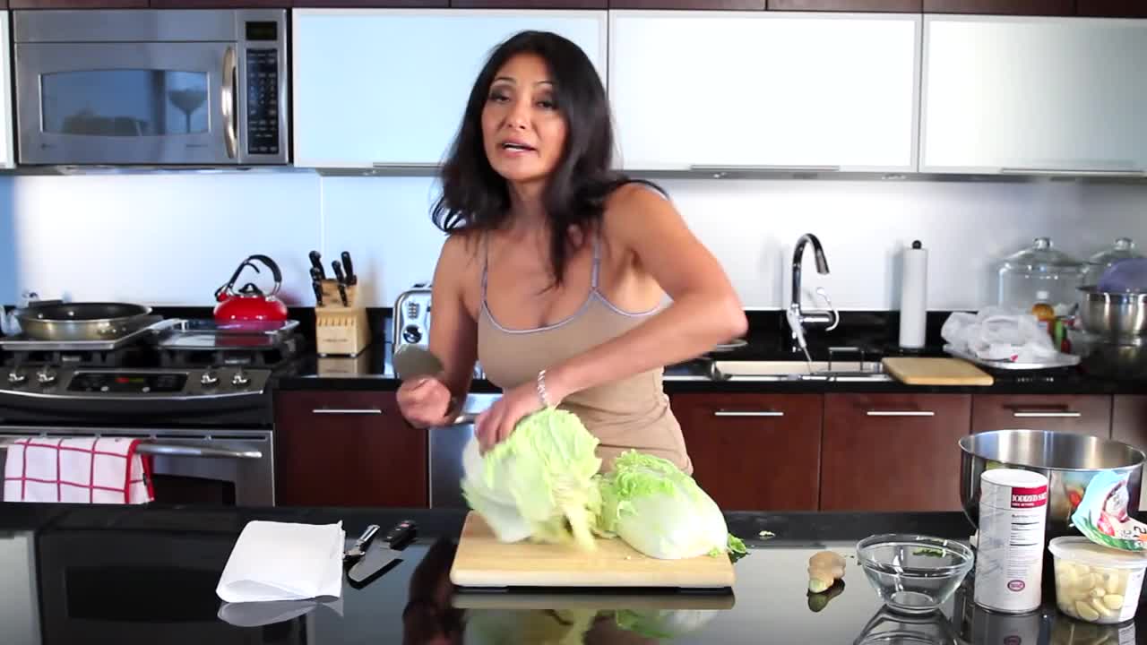 How to Make Homemade (Vegan) Kimchi?