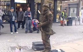 Crazy Human Statue with the Strongest Legs - Fun - VIDEOTIME.COM