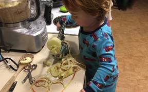 Baby in the Kitchen - Kids - VIDEOTIME.COM