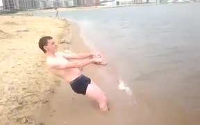 Crazy Russian on the Beach - Weird - Videotime.com