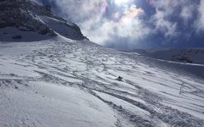 Skiing Climb-Down - Sports - VIDEOTIME.COM